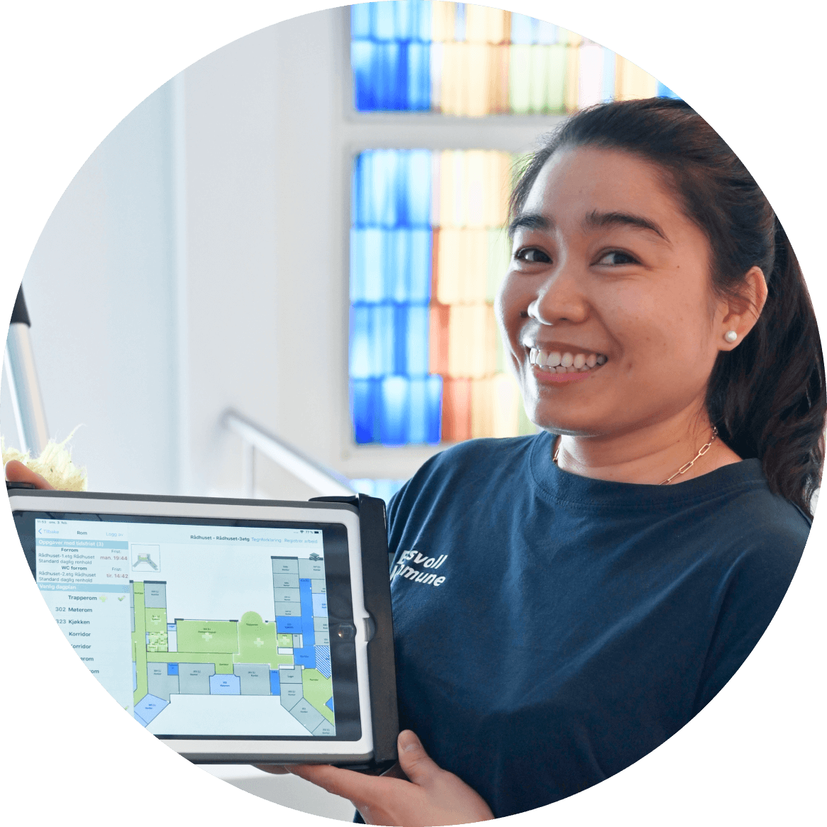 Cleaner holding iPad
